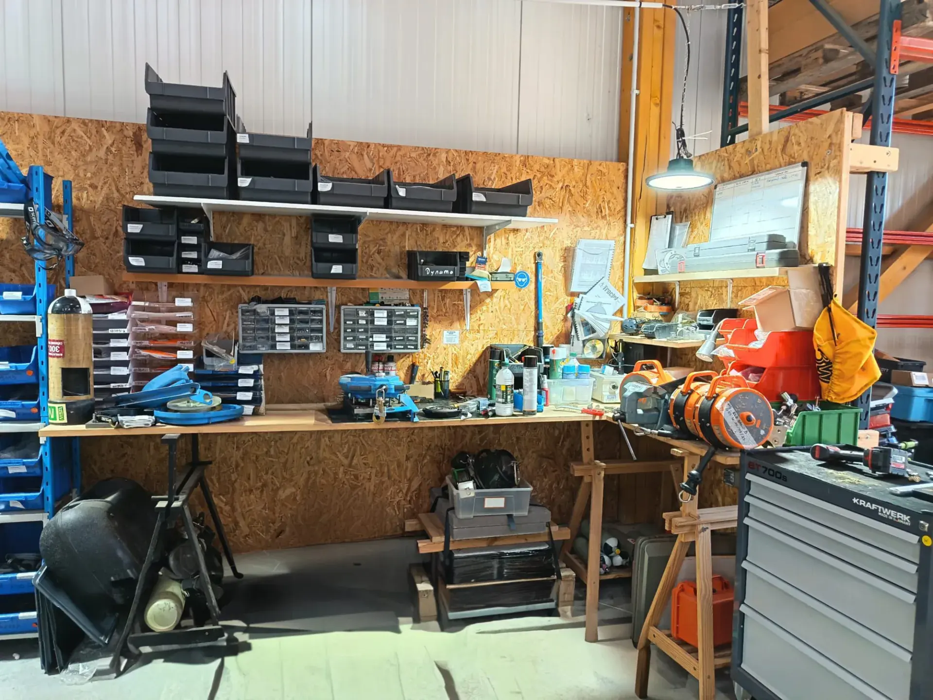 Établi de maintenance des EPI dans l’atelier Difenair