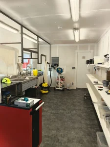 Zone de nettoyage et de désinfection des EPI dans l’atelier de maintenance Difenair