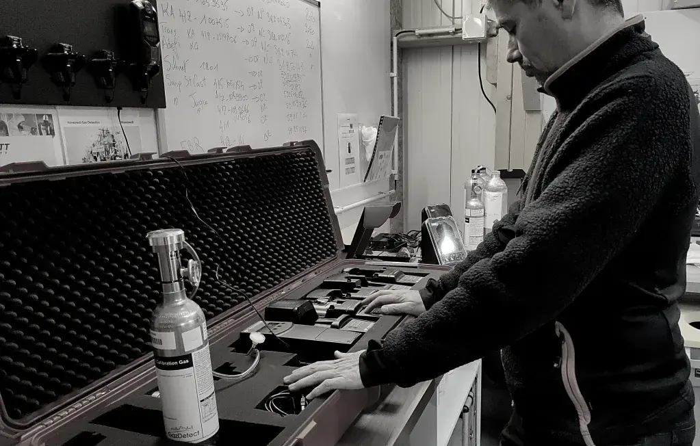 Contrôle et étalonnage de détecteurs de gaz au banc, dans l’atelier Difenair