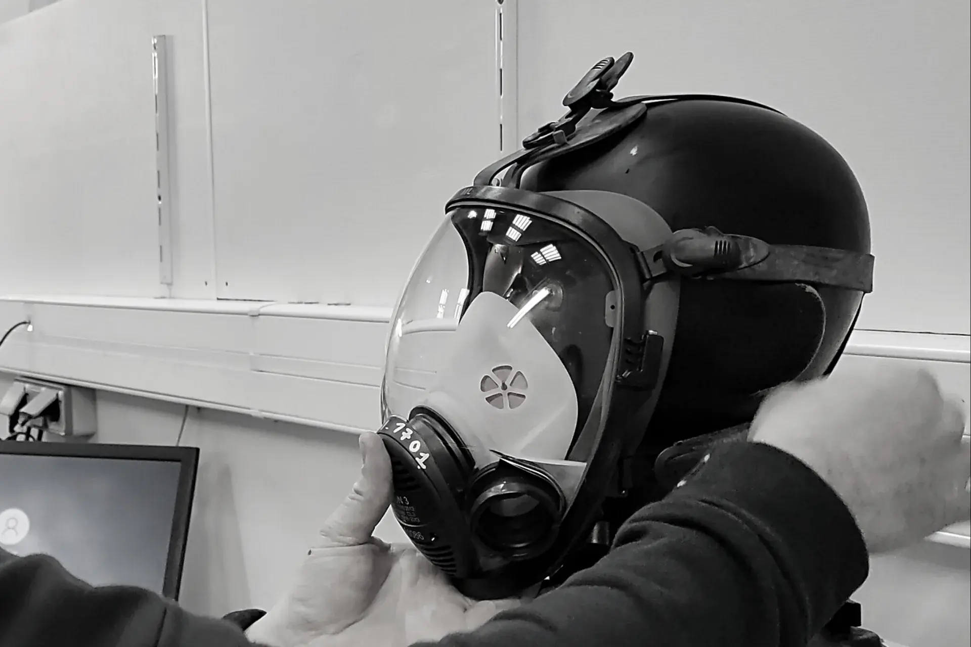 Contrôle d’un masque complet dans l’atelier de maintenance des EPI de Difenair
