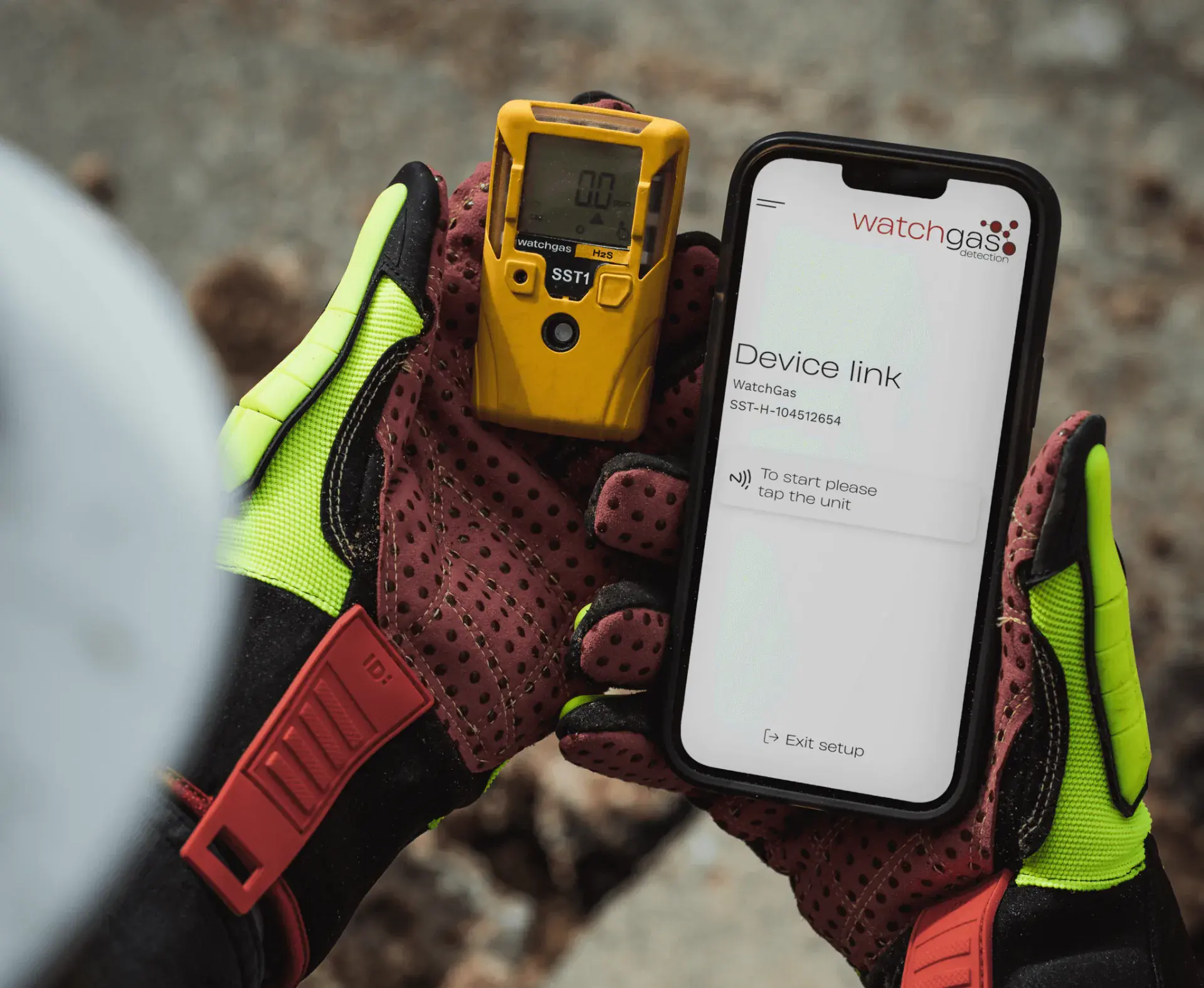 Détecteur de gaz portable WatchGas appairé à un téléphone lors d’une intervention