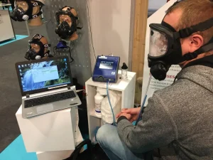 Réalisation d’un Fit Test sur un masque complet par un technicien Difenair