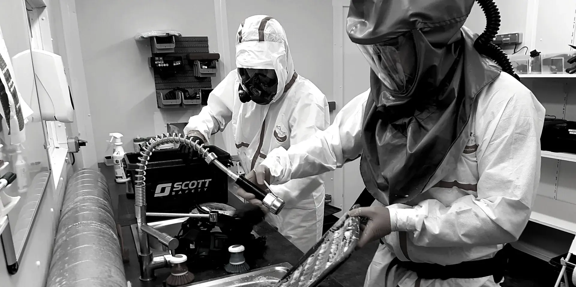 Nettoyage d’appareils respiratoires par les techniciens Difenair, en combinaison