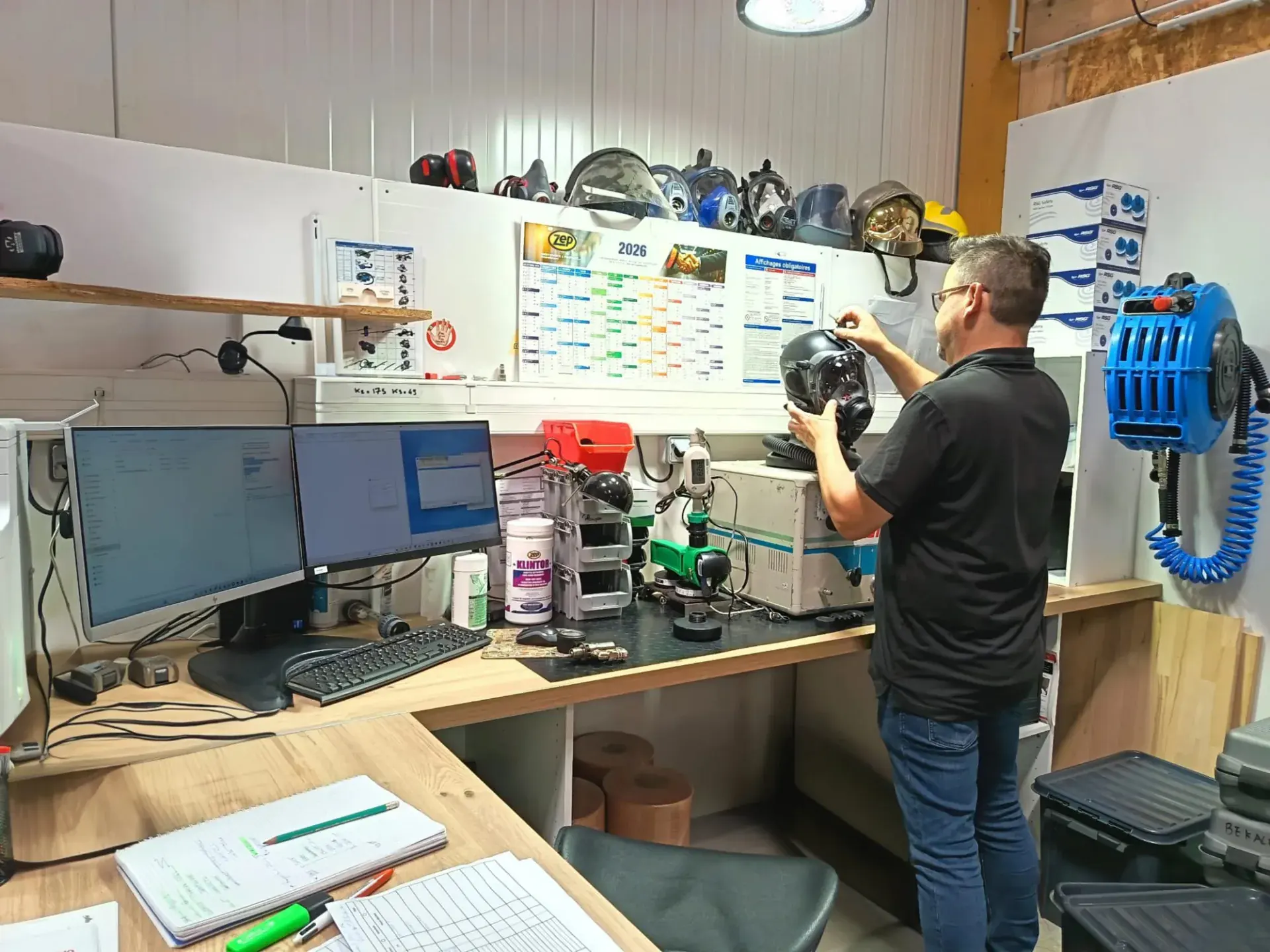 Technicien Difenair contrôlant un masque complet lors d’une vérification périodique