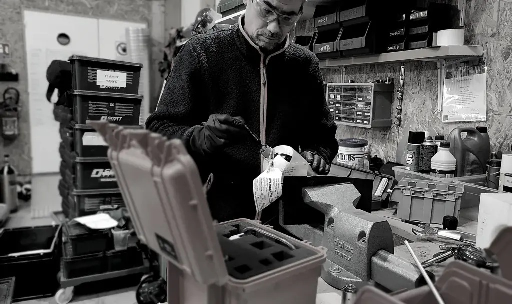 Technicien Difenair vérifiant un appareil de protection respiratoire en atelier